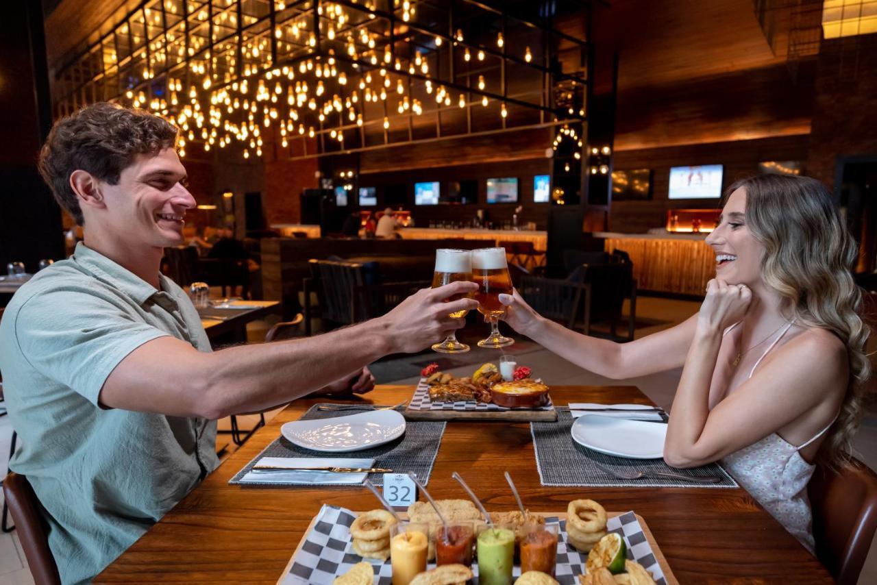 Lopesan Costa Bavaro Resort, Spa & Casino 푼타 카나 외부 사진 A couple dining at a restaurant
