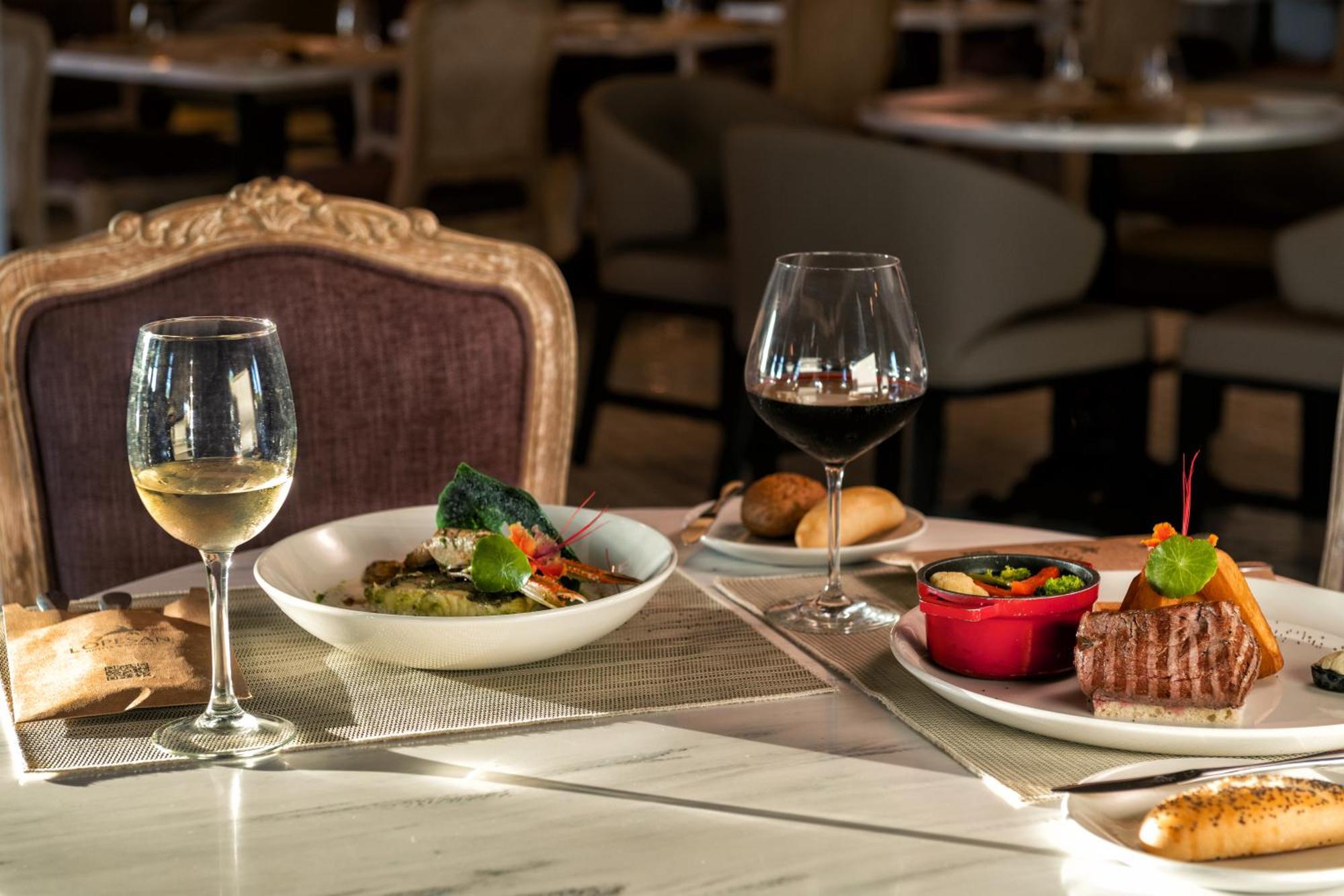 Lopesan Costa Bavaro Resort, Spa & Casino 푼타 카나 외부 사진 A meal at a restaurant