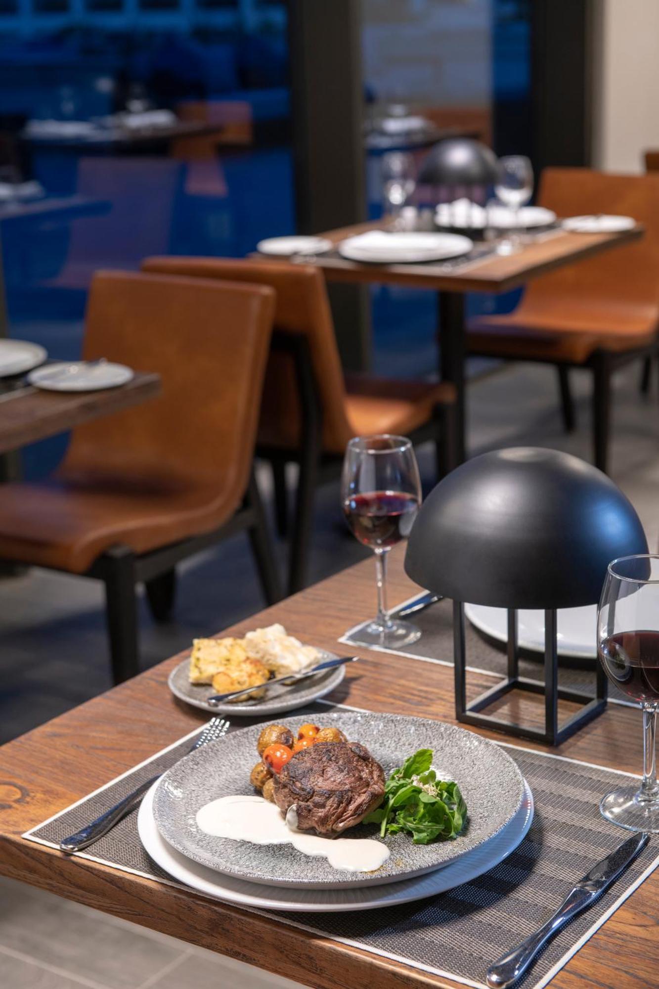 Lopesan Costa Bavaro Resort, Spa & Casino 푼타 카나 외부 사진 A wine warmer
