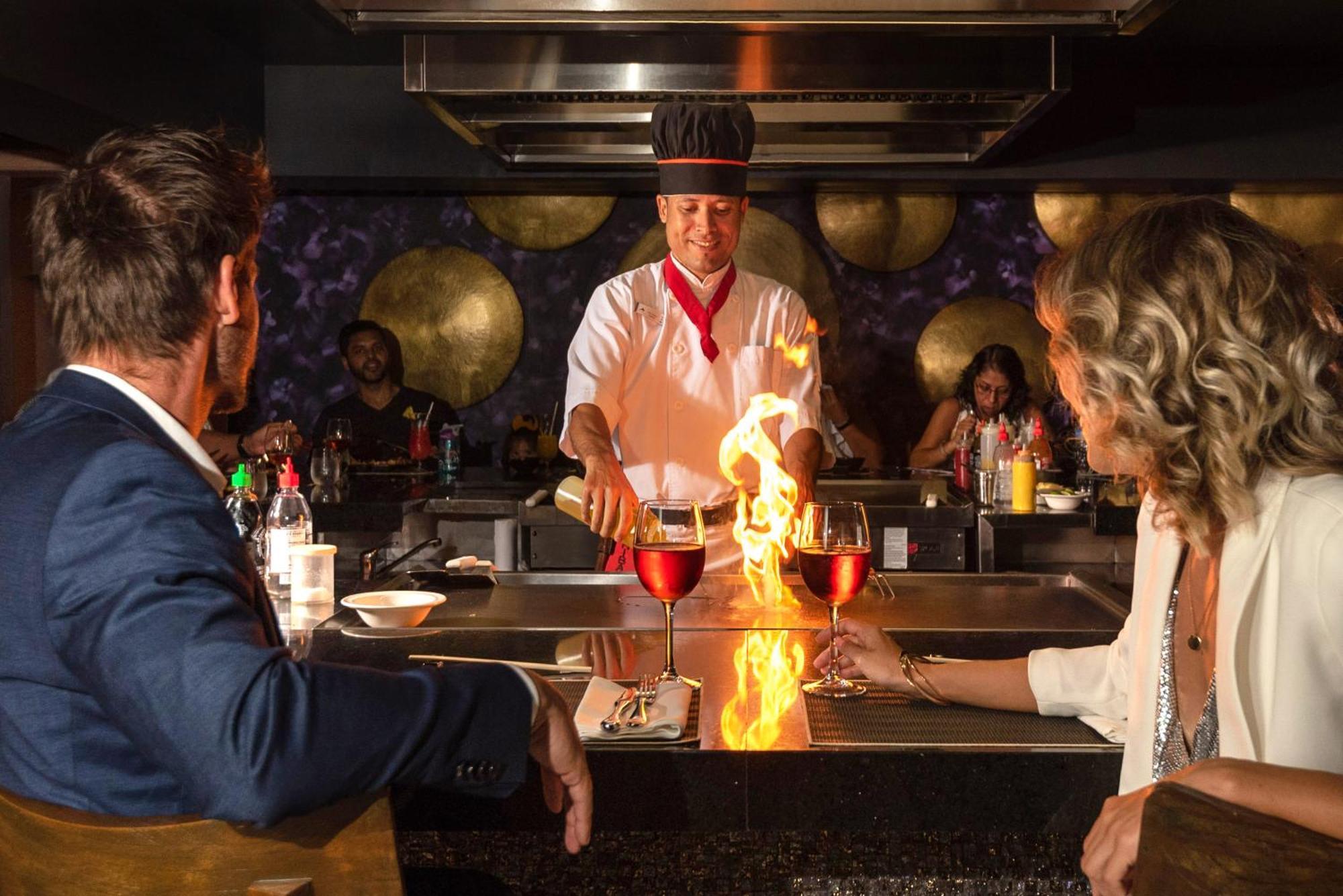 Lopesan Costa Bavaro Resort, Spa & Casino 푼타 카나 외부 사진 Chef preparing food at the restaurant